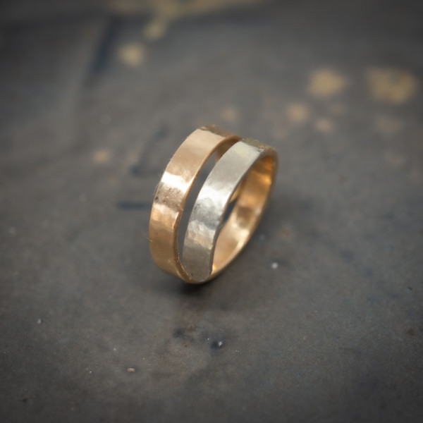 Premi&egrave;re bague en or