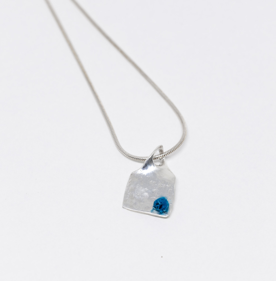 Carr&eacute; boule de soie bleue