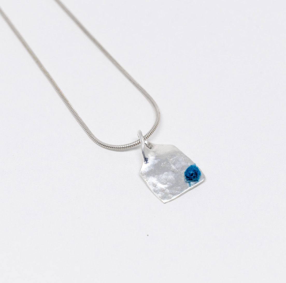 Carr&eacute; boule de soie bleue