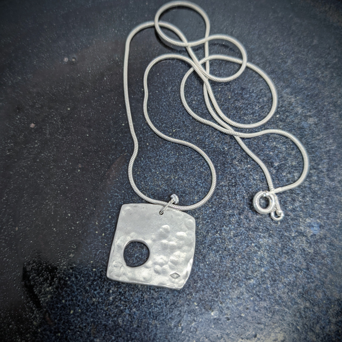 Pendentif Lune carr&eacute;