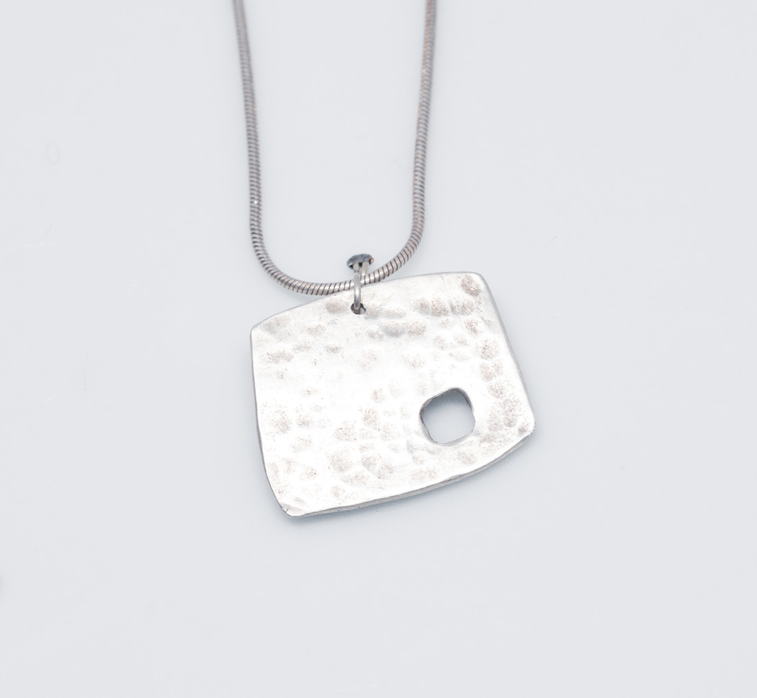 Pendentif Lune carr&eacute;