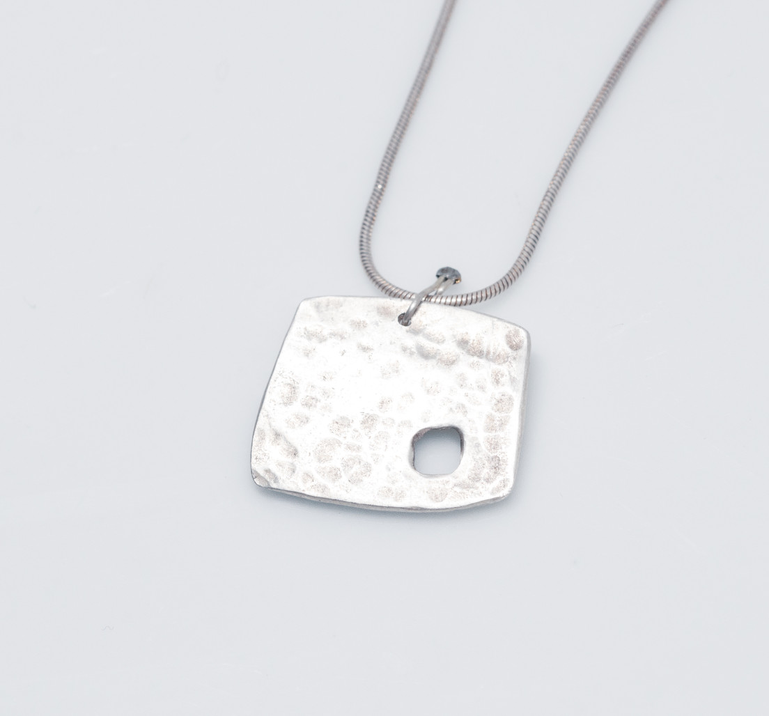 Pendentif Lune carr&eacute;